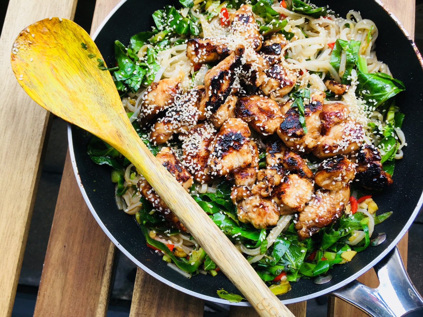 Poêlée épicée de poulet aigre-doux au sésame et de nouilles de riz ...